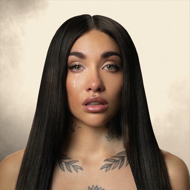 Sigue de cerca el universo de María Becerra